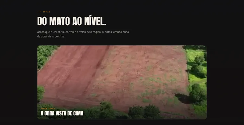Seção Obras do site da JM: título Do mato ao nível e um vídeo aéreo de uma área de terra vermelha aberta na vegetação.