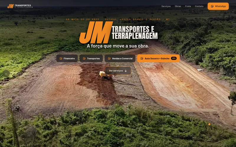 Primeira tela do site da JM no computador: marca JM em laranja, a frase A força que move a sua obra e os botões de WhatsApp por setor sobre uma foto aérea de terraplenagem.