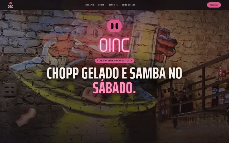 Outro momento do topo: o letreiro OINC em neon sobre o grafite de um porco na parede de tijolos, com o título Chopp gelado e samba no sábado.