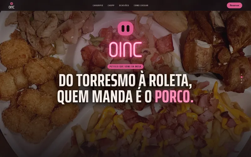 Topo do site do Oinc Bar no computador: letreiro de neon rosa OINC aceso sobre a foto de uma roleta de petiscos, com o título Do torresmo à roleta, quem manda é o porco.