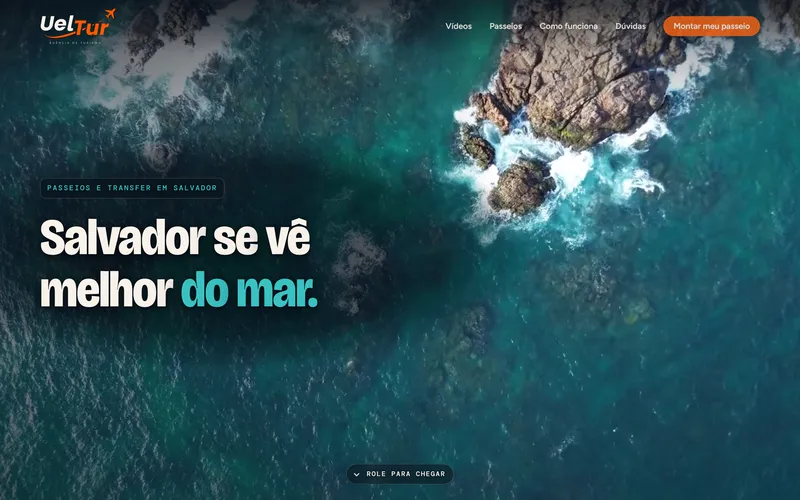 Primeira tela do site da Uel Tur no computador: o mar e as pedras de Salvador vistos de cima, a etiqueta Passeios e transfer em Salvador e a frase Salvador se vê melhor do mar.