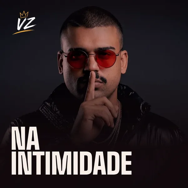 Capa quadrada Na intimidade: o VZ de óculos vermelhos faz sinal de silêncio, com a logo no canto.